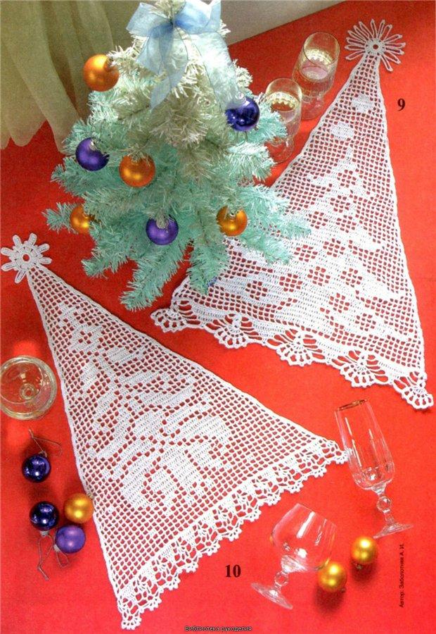 Pletený ubrousek ve tvaru vánočního stromku