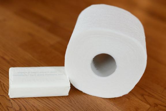 jak vyrobit sníh z toaletního papíru